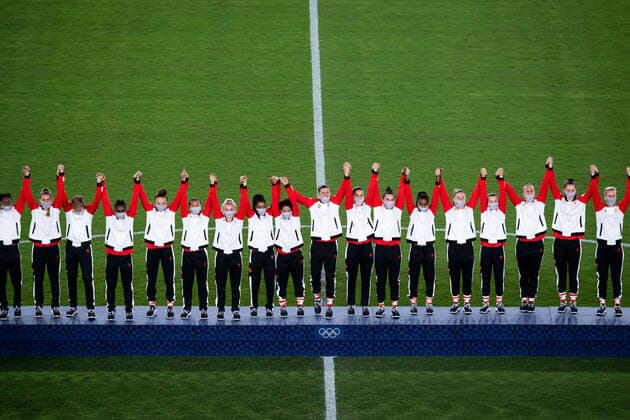 210807 Players of Canada celebrates on the podium during the medal ceremony afte the womens football final during day 14 of the Tokyo 2020 Olympic Games on August 6, 2021 in Tokyo Photo Joel Marklund BILDBYRAN kod JM DS0190 fotboll football soccer fotball olympic games olympics os ol olympic games olympic games tokyo2020 tokyo 2020 tokyo os tokyo ol bbeng sweden sweden canada canada final cheer,  Copyright: JOELxMARKLUND BB210807JM005