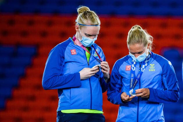 210807 Hedvig Lindahl and Jonna Andersson of Sweden inspect their silver medals during the medal ceremony after the womens football final during day 14 of the Tokyo 2020 Olympic Games on August 6, 2021 in Tokyo Photo Carl Sandin BILDBYRAN kod CS DS0190 fotboll football soccer fotball olympic games olympics os ol olympic games olympic games tokyo2020 tokyo 2020 tokyo os tokyo ol bbeng sweden sweden canada canada final depp,  Copyright: CARLxSANDIN BB210807CS016
