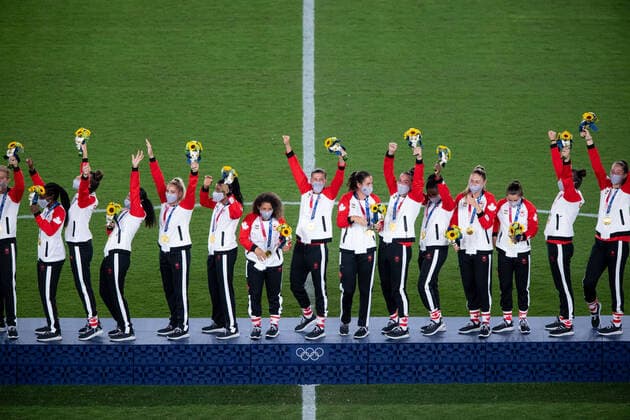 210807 Players of Canada celebrates on the podium during the medal ceremony afte the womens football final during day 14 of the Tokyo 2020 Olympic Games on August 6, 2021 in Tokyo Photo Joel Marklund BILDBYRAN kod JM DS0190 fotboll football soccer fotball olympic games olympics os ol olympic games olympic games tokyo2020 tokyo 2020 tokyo os tokyo ol bbeng sweden sweden canada canada final cheer,  Copyright: JOELxMARKLUND BB210807JM007