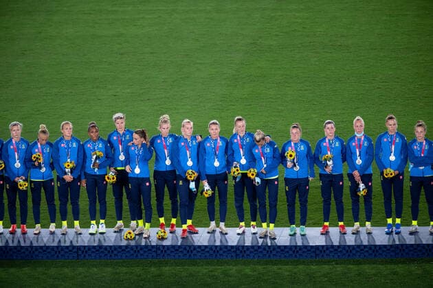 210807 Players of Sweden on the podium during the medal ceremony after the womens football final during day 14 of the Tokyo 2020 Olympic Games on August 6, 2021 in Tokyo Photo Joel Marklund BILDBYRAN kod JM DS0190 fotboll football soccer fotball olympic games olympics os ol olympic games olympic games tokyo2020 tokyo 2020 tokyo os tokyo ol bbeng sweden sweden canada canada final,  Copyright: JOELxMARKLUND BB210807JM008