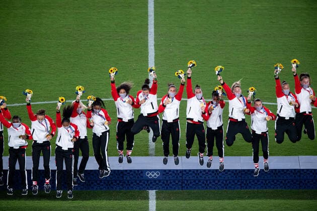 210807 Players of Canada celebrates on the podium during the medal ceremony afte the womens football final during day 14 of the Tokyo 2020 Olympic Games on August 6, 2021 in Tokyo Photo Joel Marklund BILDBYRAN kod JM DS0190 fotboll football soccer fotball olympic games olympics os ol olympic games olympic games tokyo2020 tokyo 2020 tokyo os tokyo ol bbeng sweden sweden canada canada final cheer,  Copyright: JOELxMARKLUND BB210807JM009