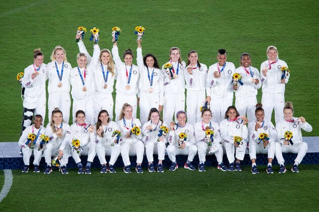 210807 Players of Unites states celebrates their bronze medal after the womens football final during day 14 of the Tokyo 2020 Olympic Games on August 6, 2021 in Tokyo Photo Joel Marklund IMAGE BILL code JM DS0190 football football soccer football olympic games olympics os ol olympiska spel olympic games tokyo2020 tokyo 2020 tokyo os tokyo ol bbeng sweden sweden canada canada final cheer,  Copyright: JOELxMARKLUND BB210807JM012