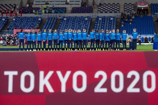 210807 Players of Sweden on the podium during the medal ceremony after the womens football final during day 14 of the Tokyo 2020 Olympic Games on August 6, 2021 in Tokyo Photo Daniel Stiller BILDBYRAN kod DS DS0190 fotboll football soccer fotball olympic games olympics os ol olympic games olympic games tokyo2020 tokyo 2020 tokyo os tokyo ol bbeng sweden sweden canada canada final,  Copyright: DANIELxSTILLER BB210807DS001