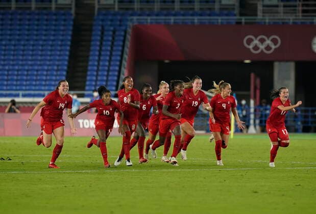 August 6, 2021, Yokohama, Japan: Canada players celebrate their win against Sweden during the women s soccer gold medal game at the Tokyo Olympics in Yokohama, Japan on Friday, August 6, 2021. Canada News - August 6, 2021  - ZUMAc35_ 20210806_zaf_c35_118 Copyright: xAdrianxWyldx