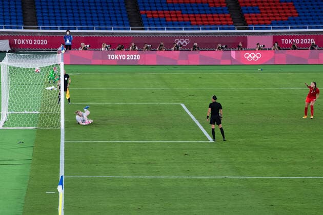 210806 Julia Grosso of Canada scores her penalty behind goalkeeper Hedvig Lindahl of Sweden in the womens football final during day 14 of the Tokyo 2020 Olympic Games on August 6, 2021 in Tokyo Photo Carl Sandin BILDBYRAN kod CS DS0190 fotboll football soccer fotball olympic games olympics os ol olympic games olympic games tokyo2020 tokyo 2020 tokyo os tokyo ol bbeng sweden sweden canada canada final,  Copyright: CARLxSANDIN BB210806CS129