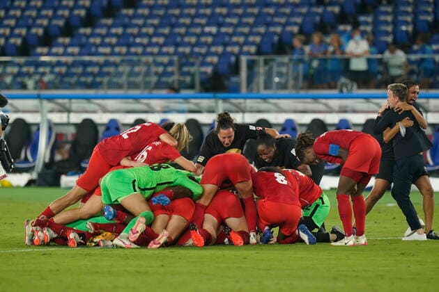 August 6, 2021, Yokohama, Japan: Canada players celebrate their win against Sweden during the women s soccer gold medal game at the Tokyo Olympics in Yokohama, Japan on Friday, August 6, 2021. Canada News - August 6, 2021  - ZUMAc35_ 20210806_zaf_c35_116 Copyright: xAdrianxWyldx