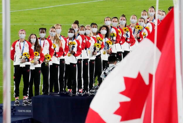 August 6, 2021, Yokohama, Japan: Canada stand for the national anthem as they celebrate their gold medals after defeating Sweden in the penalty shoot-out in the women s soccer final during the summer Tokyo Olympics in Yokohama, Japan on Friday, August 6, 2021. Canada News - August 6, 2021  - ZUMAc35_ 20210806_zaf_c35_124 Copyright: xFrankxGunnx