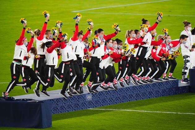August 6, 2021, Yokohama, Japan: Canada celebrates with their gold medals after defeating Sweden in the penalty shoot-out in the women s soccer final during the summer Tokyo Olympics in Yokohama, Japan on Friday, August 6, 2021. Canada News - August 6, 2021  - ZUMAc35_ 20210806_zaf_c35_127 Copyright: xFrankxGunnx