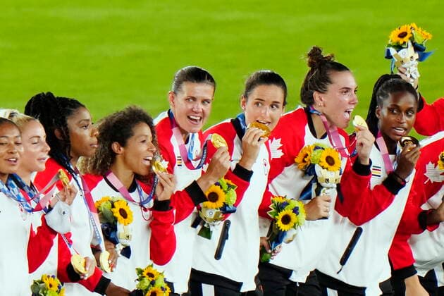 August 6, 2021, Yokohama, Japan: Canada celebrates with their gold medals after defeating Sweden in the penalty shoot-out in the women s soccer final during the summer Tokyo Olympics in Yokohama, Japan on Friday, August 6, 2021. Canada News - August 6, 2021  - ZUMAc35_ 20210806_zaf_c35_130 Copyright: xFrankxGunnx