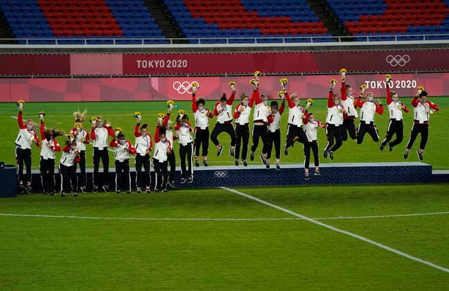 August 7, 2021, Yokohama, Japan: Canadian soccer players jump off the podium after their win against Sweden in the women s soccer gold medal game at the Tokyo Olympics in Yokohama, Japan on Friday, August 6, 2021. Canada News - August 7, 2021  - ZUMAc35_ 20210807_zaf_c35_009 Copyright: xAdrianxWyldx