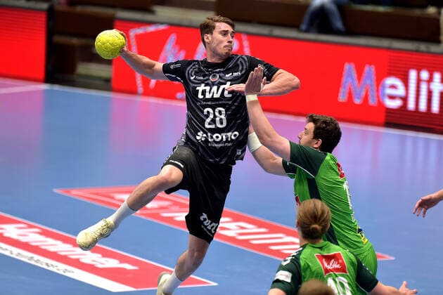 24 06 2021 pmk NE142571 Handball Men Bundesliga Season 2020 2021 Kreissporthalle Luebbecke Corona Matchday TSV GWD Minden Eulen Ludwigshafen Hendrik WAGNER 28 Ludwigshafen Joshua THIELE 13 Minden