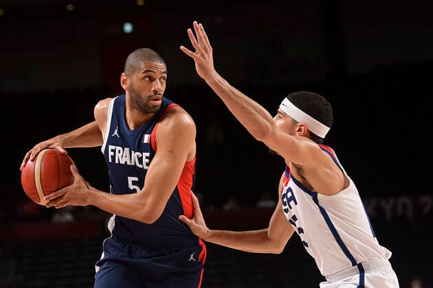 Nicolas Batum (Fra) vs Booker Devin (USA) BASKETBALL : Finale France vs Etats Unis - Jeux Olympiques - Tokyo 2020 - 07 08 2021 JBAutissier Panoramic 