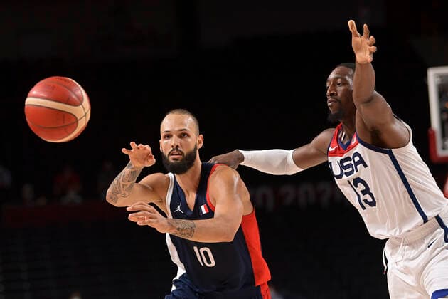 Evan Fournier (Fra) vs Adebayo Bam (USA) BASKETBALL : Finale France vs Etats Unis - Jeux Olympiques - Tokyo 2020 - 07 08 2021 JBAutissier Panoramic 