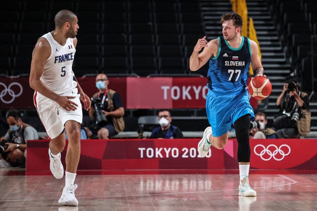 (210805) -- SAITAMA, Aug. 5, 2021 -- Luka Doncic (R) of Slovenia competes during the men s basketball semifinal between France and Slovenia at Tokyo 2020 Olympic Games, Olympische Spiele, Olympia, OS in Saitama, Japan, Aug. 5, 2021. ) (TOKYO2020)JAPAN-SAITAMA-OLY-BASKETBALL-MEN S SEMIFINAL-FRA VS SLO PanxYulong 