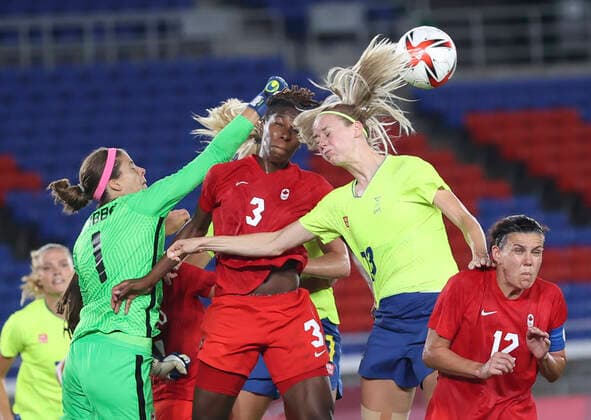 (210806) -- YOKOHAMA, Aug. 6, 2021 -- Stephanie Labbe (2nd L), goalkeeper of Canada saves a ball during the women s football final between Sweden and Canada at the Tokyo 2020 Olympic Games, Olympische Spiele, Olympia, OS in Yokohama, Japan, Aug. 6, 2021. ) (TOKYO2020)JAPAN-YOKOHAMA-OLY-FOOTBALL-WOMEN S FINAL CaoxCan 