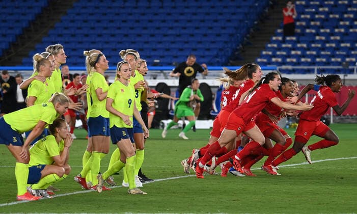 (210806) -- YOKOHAMA, Aug. 6, 2021 -- Players of Canada celebrate winning the women s football final between Sweden and Canada at the Tokyo 2020 Olympic Games, Olympische Spiele, Olympia, OS in Yokohama, Japan, Aug. 6, 2021. ) (TOKYO2020)JAPAN-YOKOHAMA-OLY-FOOTBALL-WOMEN S FINAL LixGa 