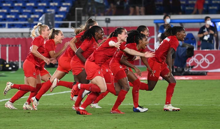 (210806) -- YOKOHAMA, Aug. 6, 2021 -- Players of Canada celebrate winning the women s football final between Sweden and Canada at the Tokyo 2020 Olympic Games, Olympische Spiele, Olympia, OS in Yokohama, Japan, Aug. 6, 2021. ) (TOKYO2020)XHTP-JAPAN-YOKOHAMA-OLY-FOOTBALL-WOMEN S FINAL LixGa 