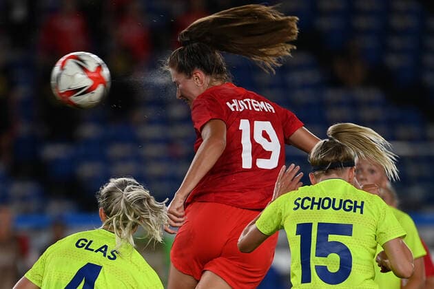 (210806) -- YOKOHAMA, Aug. 6, 2021 -- Jordyn Huitema (top) of Canada competes during the women s football final between Sweden and Canada at the Tokyo 2020 Olympic Games, Olympische Spiele, Olympia, OS in Yokohama, Japan, Aug. 6, 2021. ) (TOKYO2020)JAPAN-YOKOHAMA-OLY-FOOTBALL-WOMEN S FINAL LixGa 