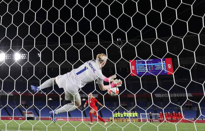 (210806) -- YOKOHAMA, Aug. 6, 2021 -- Hedvig Lindahl of Sweden saves the ball during the women s football final between Sweden and Canada at the Tokyo 2020 Olympic Games, Olympische Spiele, Olympia, OS in Yokohama, Japan, Aug. 6, 2021. ) (TOKYO2020)JAPAN-YOKOHAMA-OLY-FOOTBALL-WOMEN S FINAL CaoxCan 