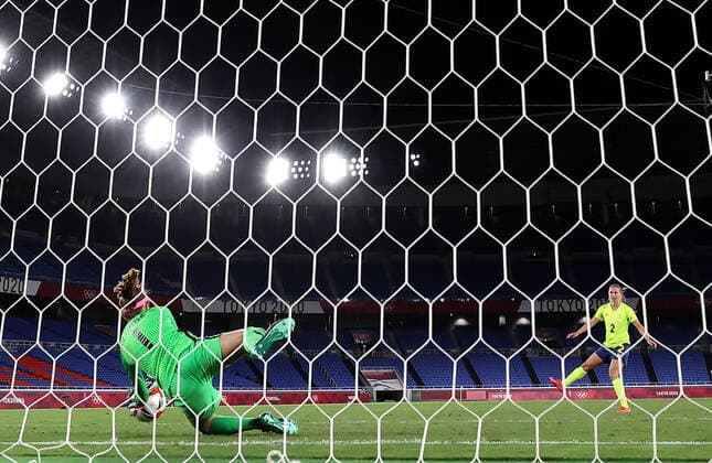 (210806) -- YOKOHAMA, Aug. 6, 2021 -- Stephanie Labbe of Canada saves a penalty from Jonna Andersson of Sweden during the women s football final between Sweden and Canada at the Tokyo 2020 Olympic Games, Olympische Spiele, Olympia, OS in Yokohama, Japan, Aug. 6, 2021. ) (TOKYO2020)JAPAN-YOKOHAMA-OLY-FOOTBALL-WOMEN S FINAL CaoxCan 