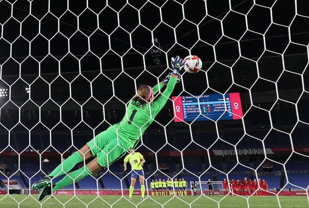 (210806) -- YOKOHAMA, Aug. 6, 2021 -- Stephanie Labbe of Canada saves a penalty from Anna Anvegard of Sweden during the women s football final between Sweden and Canada at the Tokyo 2020 Olympic Games, Olympische Spiele, Olympia, OS in Yokohama, Japan, Aug. 6, 2021. ) (TOKYO2020)JAPAN-YOKOHAMA-OLY-FOOTBALL-WOMEN S FINAL CaoxCan 