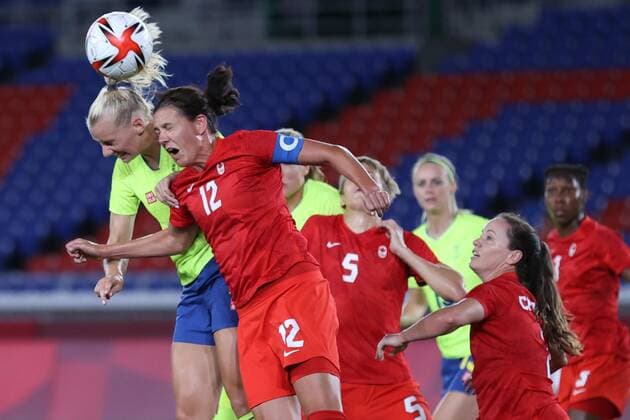 (210806) -- YOKOHAMA, Aug. 6, 2021 -- Christine Sinclair (2nd L) of Canada heads the ball during the women s football final between Sweden and Canada at the Tokyo 2020 Olympic Games, Olympische Spiele, Olympia, OS in Yokohama, Japan, Aug. 6, 2021. ) (TOKYO2020)XHTP-JAPAN-YOKOHAMA-OLY-FOOTBALL-WOMEN S FINAL JiaxHaocheng 