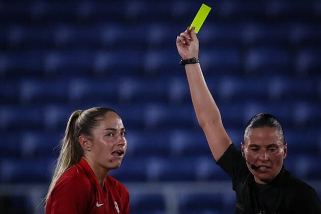 Canada v Sweden: Gold Medal Match Women s Football - Olympics: Day 14 Referee Anastasia PUSTOVOITOVA yellow card to (16) Janine BECKIE of Team Canada during the match between Sweden and Canada on day fourteenth of the Tokyo 2020 Olympic Games, Olympische Spiele, Olympia, OS at International Stadium Yokohama on August 06, 2021 in Yokohama, Kanagawa, Japan Yokohama Japan aref-notitle210806_npyLg  Copyright: xAymanxArefx