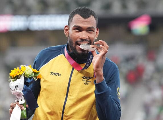 (210806) -- TOKYO, Aug. 6, 2021 -- Anthony Jose Zambrano of Colombia reacts during the awarding ceremony of the Men s 400m at the Tokyo 2020 Olympic Games, Olympische Spiele, Olympia, OS in Tokyo, Japan, Aug. 6, 2021. ) (TOKYO2020)JAPAN-TOKYO-OLY-ATHLETICS-MEN S 400M-AWARDING CEREMONY LuixSiuxWai 