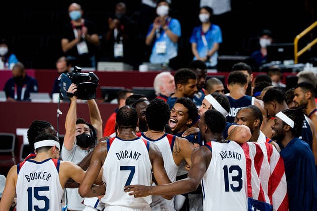 210807 Players of USA celebrate after the men s basketball final between France and USA match during day 15 of the Tokyo 2020 Olympic Games on August 7, 2021 in Tokyo Photo Johanna Lundberg BILDBYRAN code JL JL0162 basketball basketball olympic games olympics os ol olympiska spel olympiske leker tokyo2020 tokyo 2020 tokyo os tokyo ol bbeng france usa france cheers us gold gold gold,  Copyright: JOHANNAxLUNDBERG BB210807JL007