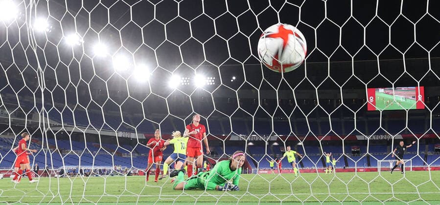 (210806) -- YOKOHAMA, Aug. 6, 2021 -- Stephanie Labbe (front), goalkeeper of Canada misses a shoot during the women s football final at the Tokyo 2020 Olympic Games, Olympische Spiele, Olympia, OS in Yokohama, Japan, Aug. 6, 2021. ) (TOKYO2020)JAPAN-YOKOHAMA-OLY-FOOTBALL-WOMEN S FINAL JiaxHaocheng 