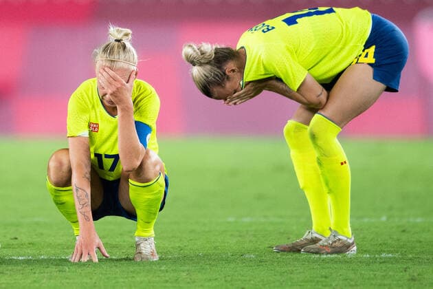 210806 Caroline Seger and Nathalie Björn of Sweden look dejected after the final in the womens football between Sweden and Canada during day 14 of the Tokyo 2020 Olympic Games on August 6, 2021 in Tokyo Photo Daniel Stiller BILDBYRAN kod DS DS0190 fotboll football soccer fotball olympic games olympics os ol olympic games olympic games tokyo2020 tokyo 2020 tokyo os tokyo ol bbeng sweden sweden canada canada final depp,  Copyright: DANIELxSTILLER BB210806DS060