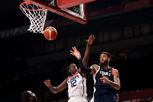 Vincent Poirier (Fra) vs Holiday Jrue (USA) BASKETBALL : Finale France vs Etats Unis - Jeux Olympiques - Tokyo 2020 - 07 08 2021 JBAutissier Panoramic 