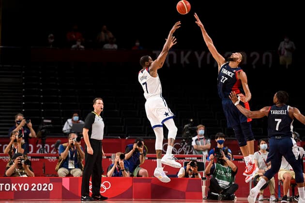 Vincent Poirier (Fra) vs Durant Kevin (USA) BASKETBALL : Finale France vs Etats Unis - Jeux Olympiques - Tokyo 2020 - 07 08 2021 JBAutissier Panoramic 