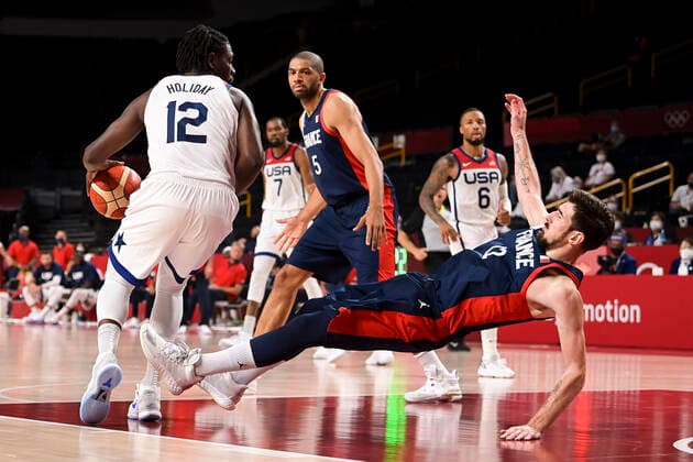Nando De Colo (Fra) vs Holiday Jrue (USA) BASKETBALL : Finale France vs Etats Unis - Jeux Olympiques - Tokyo 2020 - 07 08 2021 JBAutissier Panoramic 