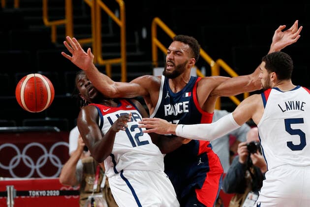 August 7, 2021, Tokyo, Kanto, Japan: Rudy Gobert (27) of Team France and Jrue Holiday (12) of Team United States in the men s basketball gold medal game during the Tokyo 2020 Olympic Summer Games at Saitama Super Arena. Tokyo Japan - ZUMAm117 20210807_zaf_m117_028 Copyright: xDavidxG.xMcintyrex