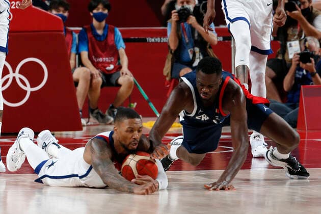 Sport Bilder des Tages August 7, 2021, Tokyo, Kanto, Japan: Damian Lillard (6) of Team United States and Moustapha Fall (93) of Team France go for a loose ball in the men s basketball gold medal game during the Tokyo 2020 Olympic Summer Games at Saitama Super Arena. Tokyo Japan - ZUMAm117 20210807_zaf_m117_031 Copyright: xDavidxG.xMcintyrex