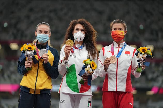 (210807) -- TOKYO, Aug. 7, 2021 -- Gold medalist Antonella Palmisano (C) of Italy, silver medalist Sandra Lorena Arenas (L) of Colombia and bronze medalist Liu Hong of China react during the awarding ceremony of the Women s 20km Race Walk at the Tokyo 2020 Olympic Games, Olympische Spiele, Olympia, OS in Tokyo, Japan, Aug. 7, 2021. ) (TOKYO2020)JAPAN-TOKYO-OLY-ATHLETICS-WOMEN S 20KM RACE WALK-AWARDING CEREMONY LuixSiuxWai 