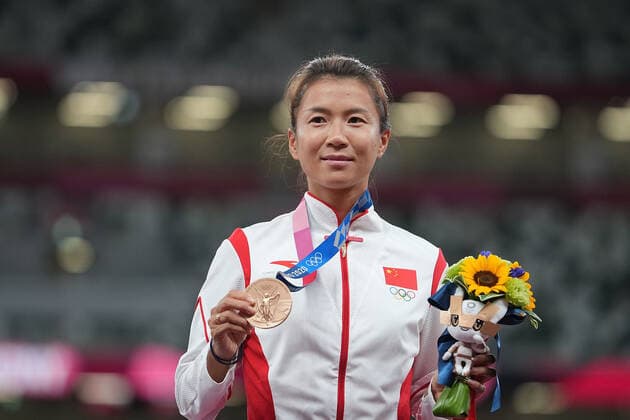 (210807) -- TOKYO, Aug. 7, 2021 -- Liu Hong of China reacts during the awarding ceremony of the Women s 20km Race Walk at the Tokyo 2020 Olympic Games, Olympische Spiele, Olympia, OS in Tokyo, Japan, Aug. 7, 2021. ) (TOKYO2020)JAPAN-TOKYO-OLY-ATHLETICS-WOMEN S 20KM RACE WALK-AWARDING CEREMONY LuixSiuxWai 