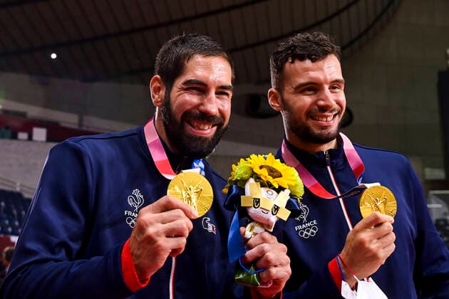 joie des joueurs de la France - Nikola Karabatic (Fra) et Nedim Remili (Fra) avec leur medaille d or HANDBALL : Finale France vs Danemark - Jeux Olympiques - Tokyo 2020 - 07 08 2021 JBAutissier Panoramic 