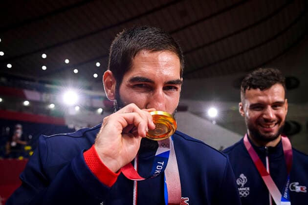 joie des joueurs de la France - Nikola Karabatic (Fra) et Nedim Remili (Fra) avec leur medaille d or HANDBALL : Finale France vs Danemark - Jeux Olympiques - Tokyo 2020 - 07 08 2021 JBAutissier Panoramic 
