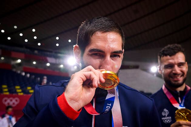 joie des joueurs de la France - Nikola Karabatic (Fra) et Nedim Remili (Fra) avec leur medaille d or HANDBALL : Finale France vs Danemark - Jeux Olympiques - Tokyo 2020 - 07 08 2021 JBAutissier Panoramic 