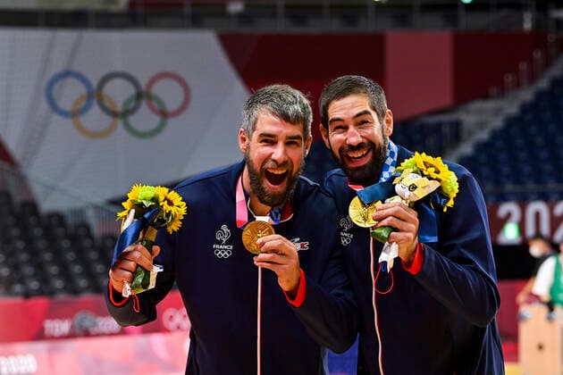 joie des joueurs de la France - protocole podium Luka Karabatic (Fra) et Nikola Karabatic (Fra) HANDBALL : Finale France vs Danemark - Jeux Olympiques - Tokyo 2020 - 07 08 2021 JBAutissier Panoramic 