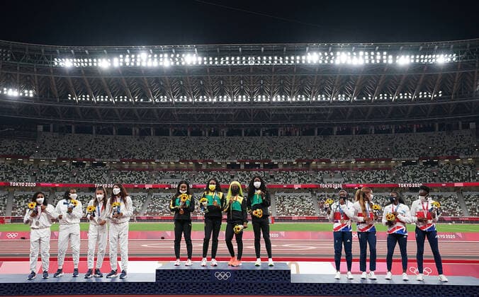 (210807) -- TOKYO, Aug. 7, 2021 -- Team members of Jamaica (C), the United States (L) and the Great Britain react during the awarding ceremony of the Women s 4x100m Relay at the Tokyo 2020 Olympic Games, Olympische Spiele, Olympia, OS in Tokyo, Japan, Aug. 7, 2021. ) (TOKYO2020)JAPAN-TOKYO-OLY-ATHLETICS-WOMEN S 4x100M RELAY-AWARDING CEREMONY LuixSiuxWai 