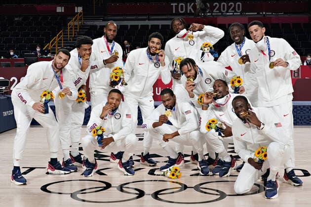 The United States Men s Basketball team poses with their gold medals following the award ceremony at the Tokyo Olympic Games, Olympische Spiele, Olympia, OS in Tokyo, Japan, on Saturday, August 7, 2021. The USA won gold, France silver and Australia bronze.  OLY20210807260 RICHARDxELLIS