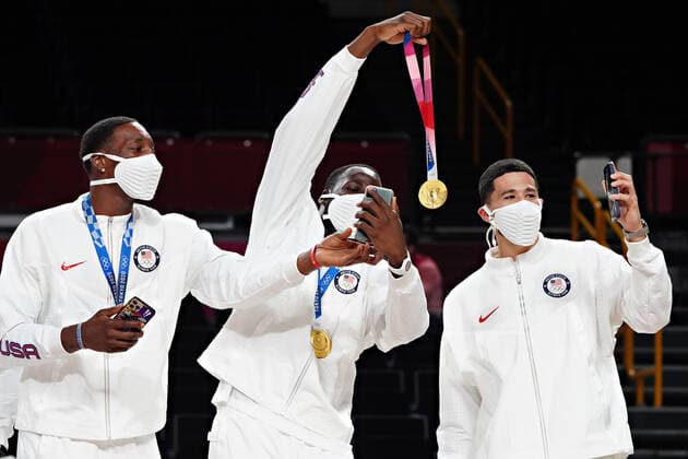 Members of the United States Men s Basketball team take selfies with his gold medals during the award ceremony at the Tokyo Olympic Games, Olympische Spiele, Olympia, OS in Tokyo, Japan, on Saturday, August 7, 2021. The USA won gold, France silver and Australia bronze.  OLY20210807263 RICHARDxELLIS