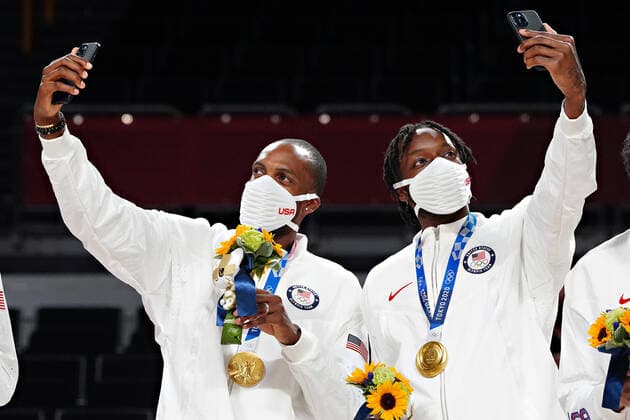 Members of the United States Men s Basketball team take selfies with his gold medals during the award ceremony at the Tokyo Olympic Games, Olympische Spiele, Olympia, OS in Tokyo, Japan, on Saturday, August 7, 2021. The USA won gold, France silver and Australia bronze.  OLY20210807264 RICHARDxELLIS