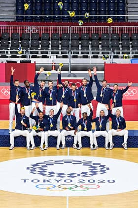 joie des joueurs de la France sur le podium - lancer de fleurs HANDBALL : Finale France vs Danemark - Jeux Olympiques - Tokyo 2020 - 07 08 2021 JBAutissier Panoramic 