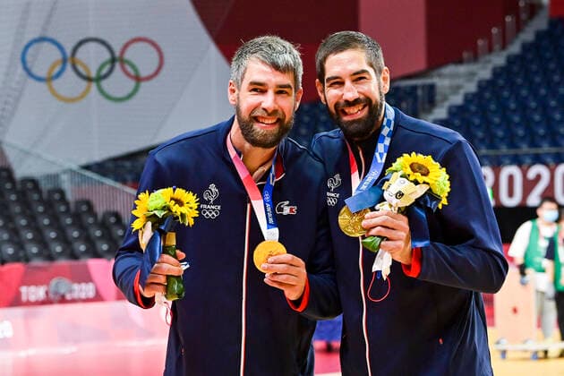 joie des joueurs de la France Luka Karabatic (Fra) Nikola Karabatic (Fra) avec leur medaille d or HANDBALL : Finale France vs Danemark - Jeux Olympiques - Tokyo 2020 - 07 08 2021 JBAutissier Panoramic 