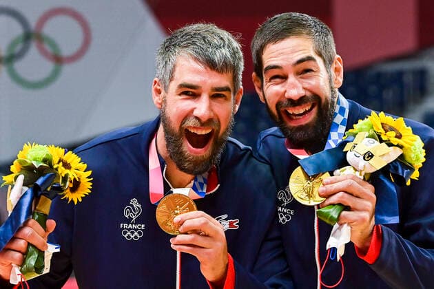 joie des joueurs de la France Luka Karabatic (Fra) Nikola Karabatic (Fra) avec leur medaille d or HANDBALL : Finale France vs Danemark - Jeux Olympiques - Tokyo 2020 - 07 08 2021 JBAutissier Panoramic 