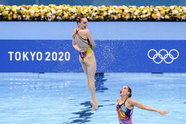 TOKYO, JAPAN - AUGUST 7, 2021: Athletes Svetlana Kolesnichenko (top) and Svetlana Romashina of the Spanish team perform their free routine during the final team artistic swimming event at the Tokyo Aquatics Centre as part of the 2020 Summer Olympic Games, Olympische Spiele, Olympia, OS Stanislav Krasilnikov TASS  TS10BEB2
